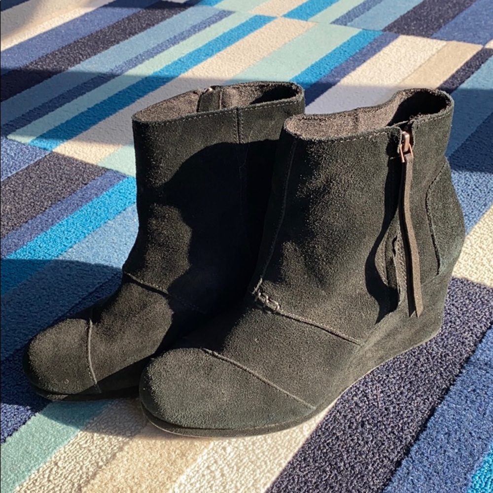Tom’s Desert Wedge black suede